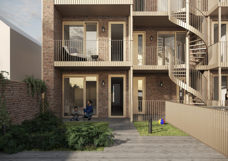 Frontaal aanzicht van de binnentuin met balkons en wenteltrap